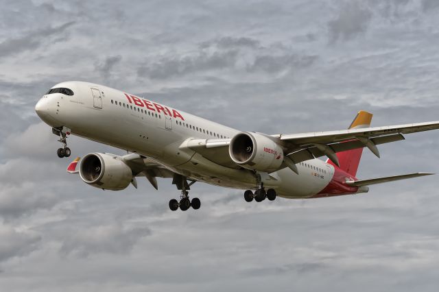Airbus A350-900 (EC-NBE) - 4th August, 2024: Flight IB 3166 from Adolfo Suárez Madrid-Barajas on short finals to runway 27L at London Heathrow. 