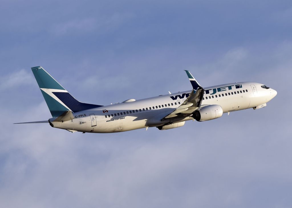Boeing 737-800 (C-FPLS)