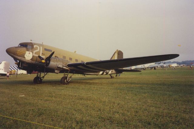 Douglas DC-3 (N227GB)