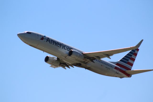 Boeing 737-800 (N960AN) - Plane Type: 2001 Boeing 737-823br /Route: CLT-OMA br /Airline: American Airlines br /Livery: br /Registration: N960AN br /Owned By: American Airlines INCbr /Runway: 36C