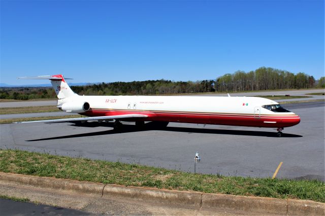 McDonnell Douglas MD-83 (XA-UZV)