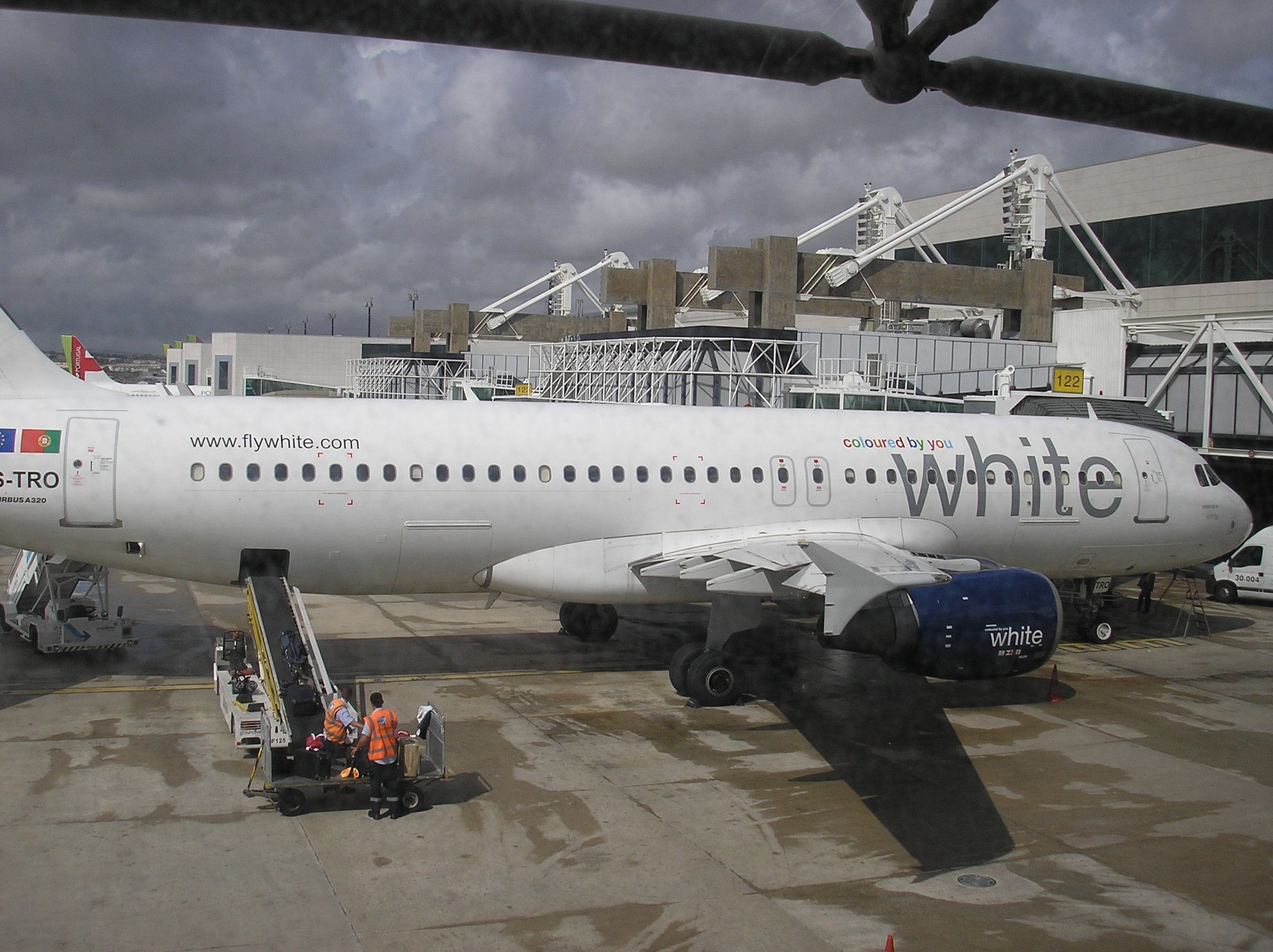 Airbus A320 (CS-TRO) - White Airways A320-214