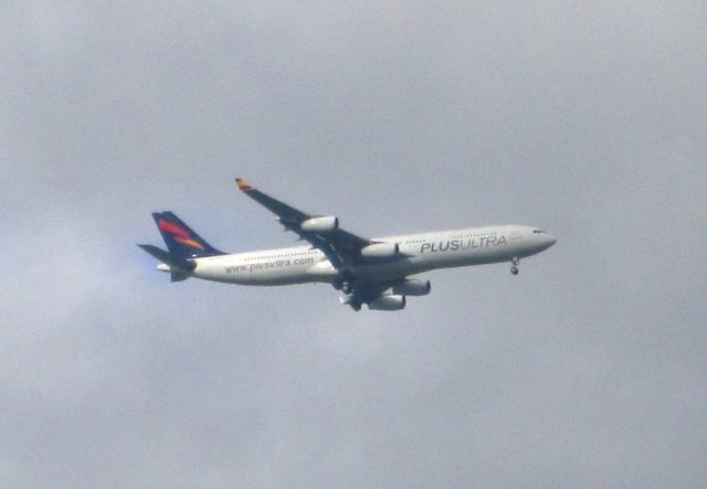 Airbus A340-300 (OE-IAL) - Les entrego esta fotografía de un A340 en estos tiempos de enfermedad esperando que pronto podamos verlos en el aire otra vez cuando todo esto termine 