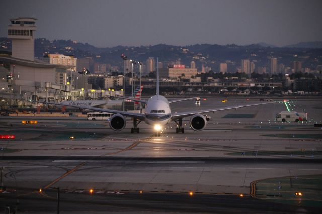 BOEING 777-200LR (B-2041)