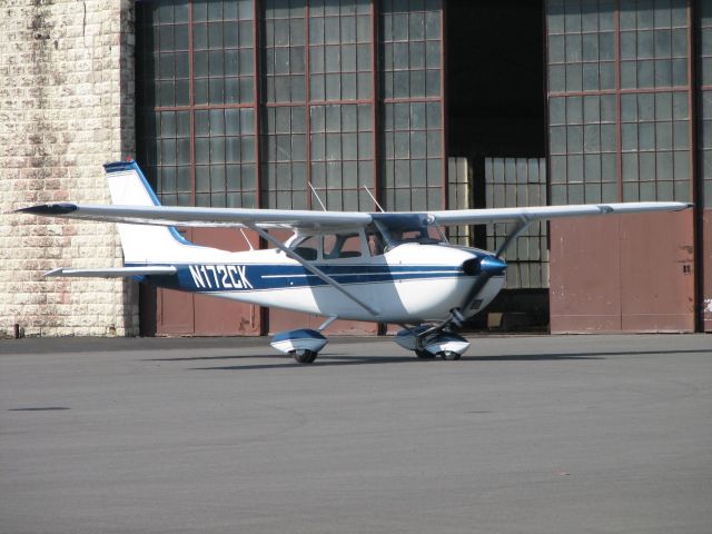 Cessna Skyhawk (N172CK) - Tasiing out to go back home after a great brunch.