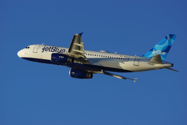 Airbus A320 (N612JB)