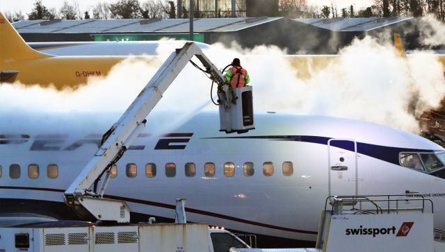 BOEING 737-300 (5N-BUO) - air peace b737-36q 5n-buo being deiced before dep for algiers 4/12/20.