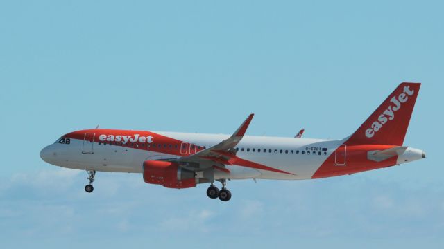 Airbus A320 (G-EZOT)