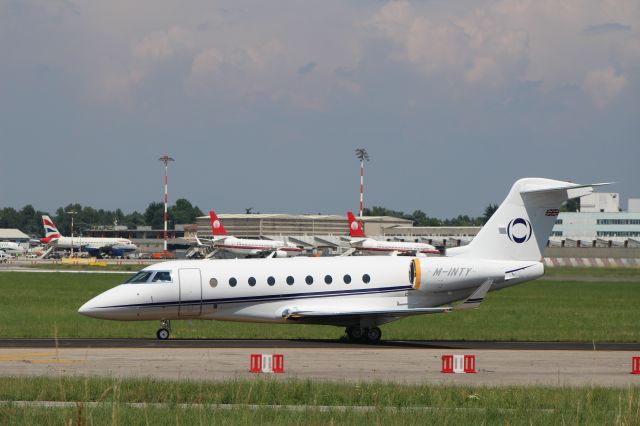 IAI Gulfstream G280 (M-INTY) - G 280 TAXIING TO LINATE-ATA 13-06-16