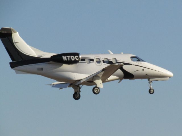 Embraer Phenom 100 (N7DC) - Landing RWY 20R