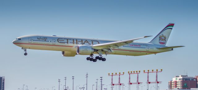 BOEING 777-300 (A6-ETI)