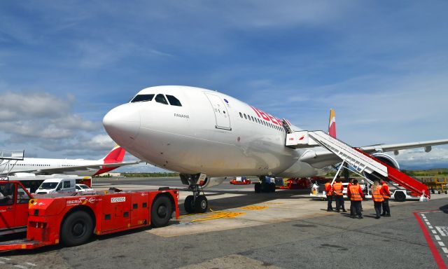 Airbus A330-200 (EC-LUX) - Iberia Airbus A330-302 EC-LUX in Madrid 