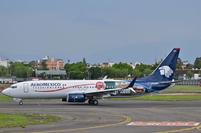 Boeing 737-800 (XA-ADU) - Aeromexico´s Boeing B737-852  XA-ADU MSN 61799 and 3 years old, is taxiing to depart from 05L runway in Mexico City Airport (Photo June 30th 2018).