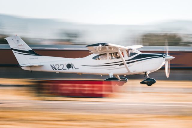 Cessna Skylane (N2214L) - Friendly Skylane taking off 31R