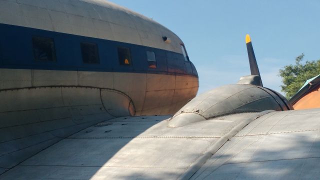 Douglas DC-3 (PT-KUB) - Esse charmoso DC-3 voou pela VASP e hoje se encontra em exposição no Museu Catavento no centro de São Paulo. 