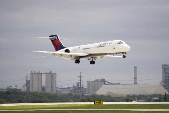 Boeing 717-200 (N985AT) - Approaching runway 22