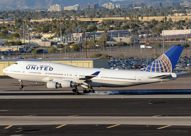 Boeing 747-400 (N182UA)