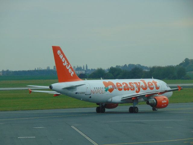 Airbus A319 (G-EZEZ) - easyJet - UKbr /Airbus A319-100br /G-EZEZ  cn 2360br /Aeroporto Internacional de Praga - Republica Tcheca (LKPR / PRA)br /Date: September 25, 2017br /Photo: Marcos Pereirabr /Comments: Delivered Dec/2004 to easyJet and  painted in "BER - Berlin Brandeburg Airport" special colours Apr 2012 - Mar 2014 leased from (hidden) Feb 2013 painted in "Love Napoli" special colours Mar 2014br /Instagram: @map1982  @map_spotter  @aeroportodepousoalegre
