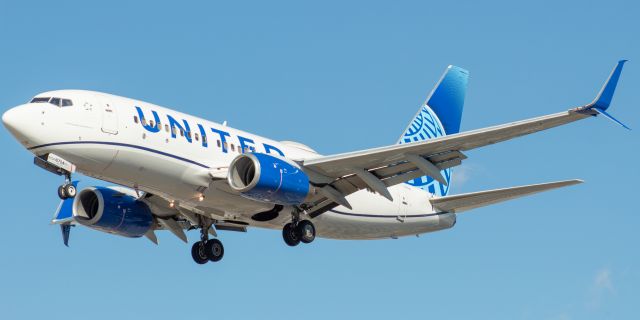 Boeing 737-700 (N24706) - United Airlines Boeing 737-724 arriving from Jackson Hole landing on runway 29 at Newark on 9/26/21.