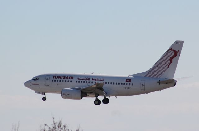 BOEING 737-600 (TS-IOR)