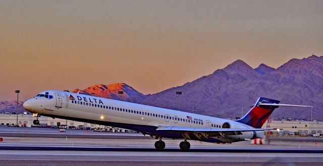 McDonnell Douglas MD-90 (N951DN) - N951DN Delta Air Lines 1997  McDonnell Douglas MD-90-30 serial 53361 / 2202 - Las Vegas - McCarran International (LAS / KLAS)br /USA - Nevada, December 5, 2015br /Photo: Tomás Del Coro