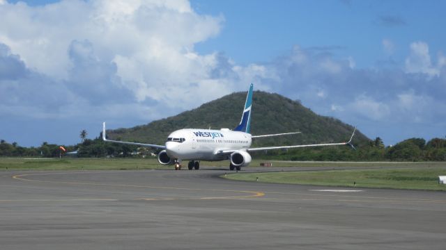 Boeing 737-800 (C-FUCS)