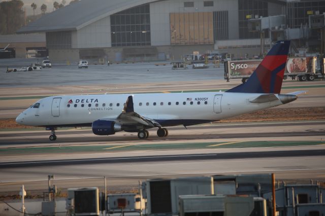 EMBRAER 175 (long wing) (N300SY)