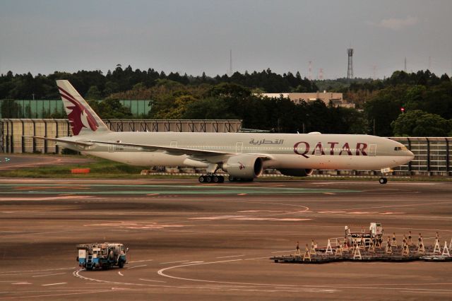 BOEING 777-300 (A7-BEL)