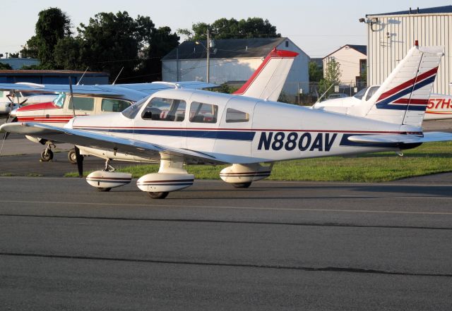 Piper Cherokee (N880AV)