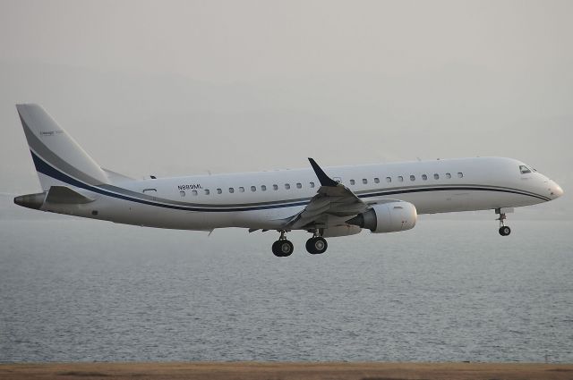 Embraer ERJ-190 (N889ML)