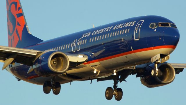 Boeing 737-800 (N827SY) - 22 approach at sunset.br /Jan. 2,2021
