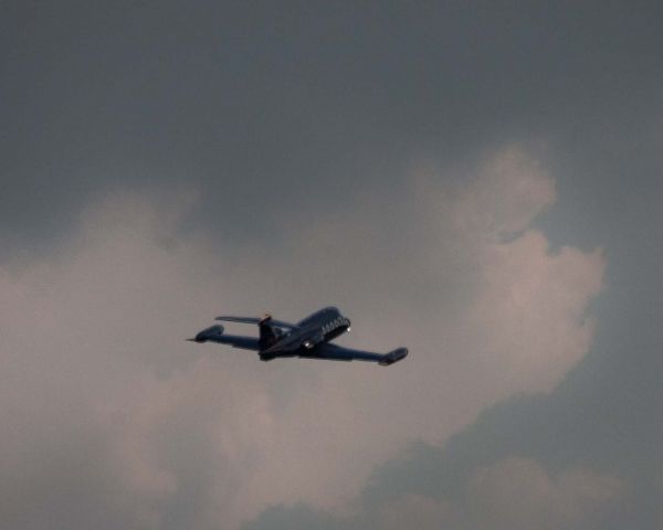 Learjet 25 (N125JW) - Clouds as a backdrop