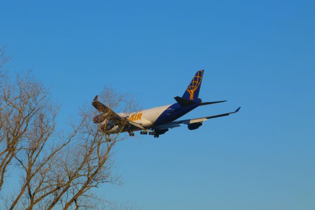 Boeing 747-400 (N493MC)