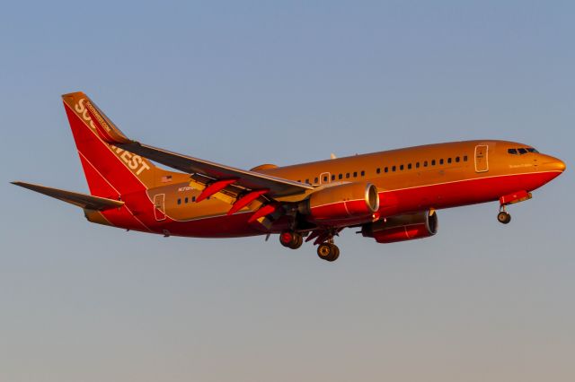 Boeing 737-700 (N711HK)