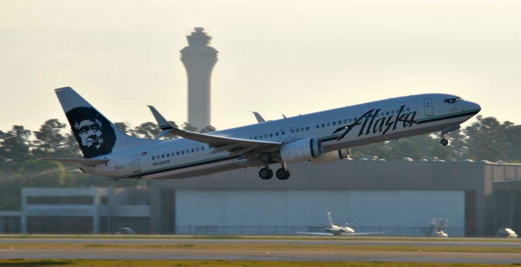 Boeing 737-900 (N435AS)