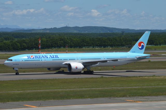 BOEING 777-300 (HL8216) - 2015-07-08