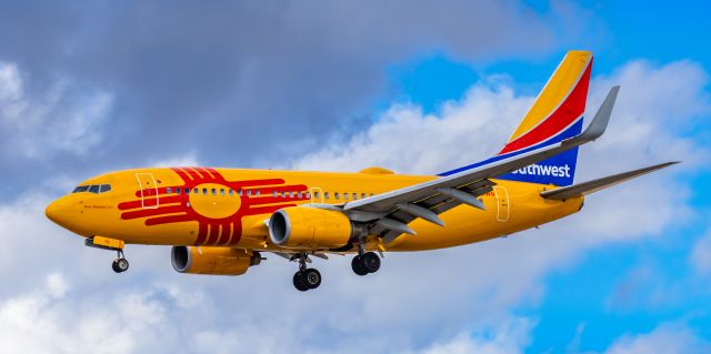 Boeing 737-700 (N781WN) - A Southwest Airlines 737-700 in New Mexico One special livery landing at PHX on 2/26/23. Taken with a Canon R7 and Tamron 70-200 G2 lens.