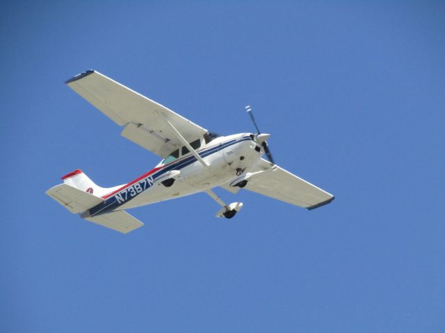 Cessna Skylane (N7387N) - Landing RWY 20R