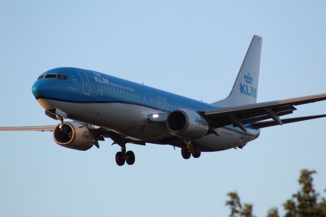 Boeing 737-800 (PH-BXI) - A KLM B737-800 on final approach into LHR, landing on runway 27L.br /br /Location: Myrtle Avebr /Date: 02.08.22 (dd/mm/yy)