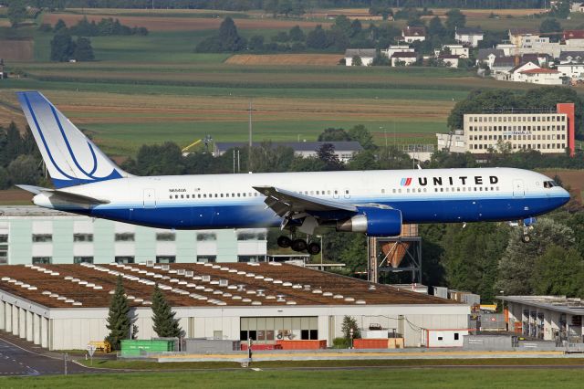 BOEING 767-300 (N654UA)