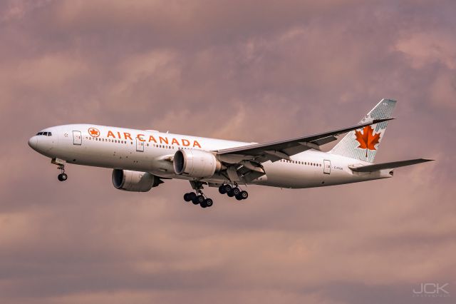 BOEING 777-200LR (C-FIUA)