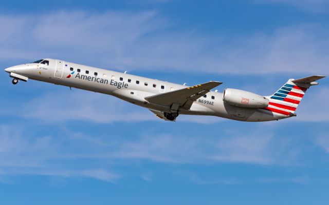 Embraer ERJ-145 (N699AE)