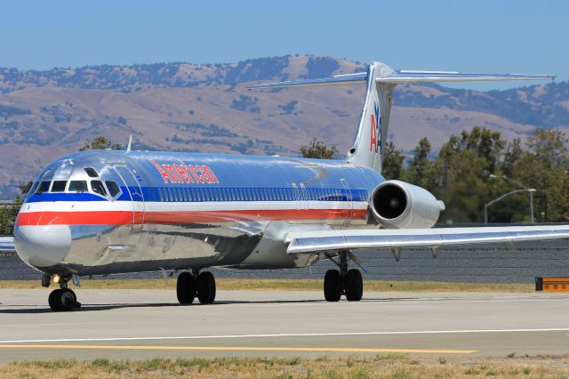 McDonnell Douglas MD-83 (N493AA)