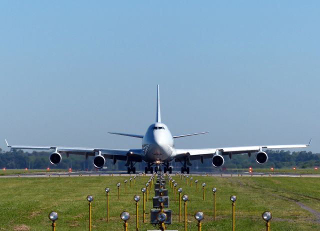 Boeing 747-400 (LX-UCV) - Realizando el backtrack a pista 35-17 lo que sería el comienzo de los vuelos regulares de Cargolux a SAEZ