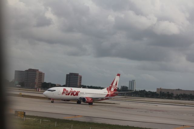 BOEING 737-400 (YV-2928) - 111113 Avior B734 taxiing in from rwy 9