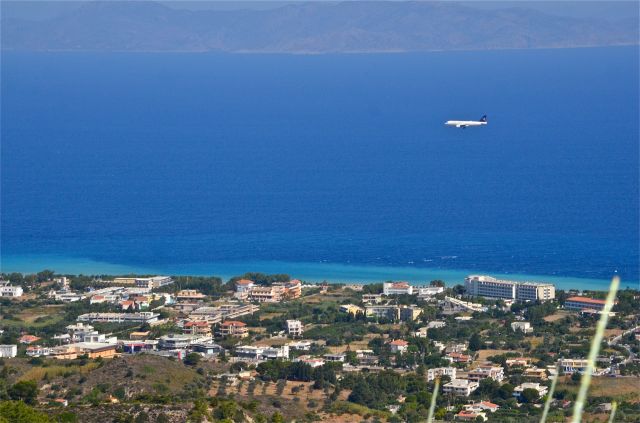 — — - Short finals into the isle of Rhodes-Diagoras Intl. Greece