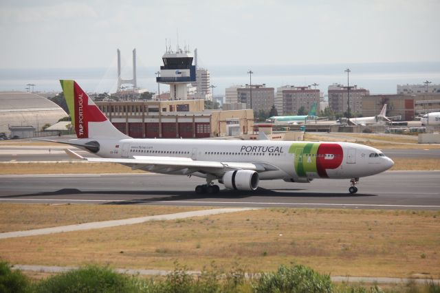 Airbus A330-200 (CS-TOF)