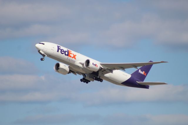 BOEING 777-200LR (N892FD) - FedEx 777-F departing runway 28R at Chicago O'hare to Anchorage