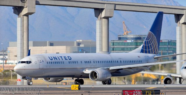 Boeing 737-700 (N68802) - phoenix sky harbor international airport 06MAR22