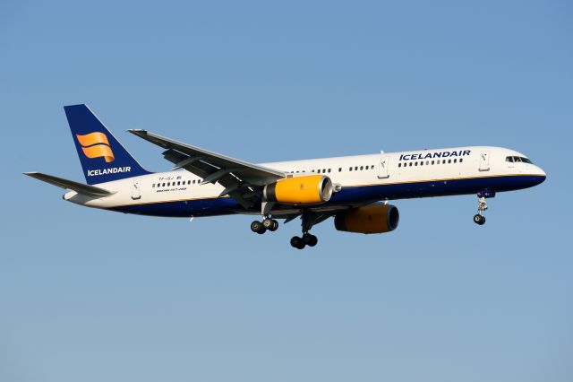 Boeing 757-200 (TF-ISJ)